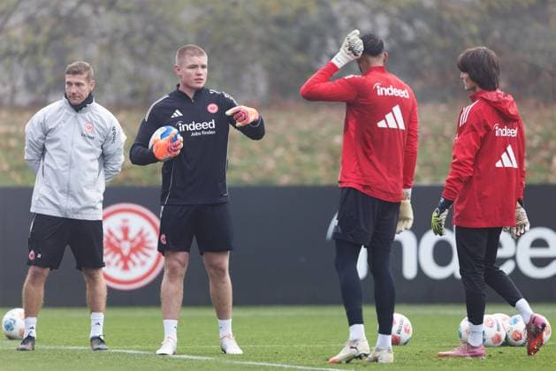 Training Eintracht Frankfurt Rugby-Star Anton Segner erklärt den Frankfurter Torhütern Übungen aus dem Rugby-Training. Von links Torwarttrainer Jan Zimmermann, Anton Segner, Torwart Kaua Santos und Amil Siljevic. Training von Eintracht Frankfurt am 12. November 2025 im Deutsche Bank Park in Frankfurt am Main., Frankfurt am Main Hessen Deutschland Deutsche Bank Park *** Training Eintracht Frankfurt rugby star Anton Segner explains rugby training exercises to the Frankfurt goalkeepers From left goalkeeping coach Jan Zimmermann, Anton Segner, goalkeeper Kaua Santos and Amil Siljevic Training of Eintracht Frankfurt on November 12, 2025 at Deutsche Bank Park in Frankfurt am Main , Frankfurt am Main Hessen Germany Deutsche Bank Park
