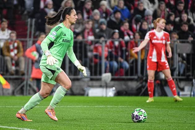 Maria Luisa Grohs (1 Bayern) in Aktion beim UEFA Womens Champions League Spiel FC Bayern München - Arsenal Women FC am 12.11.2025. München Allianz Arena Bayern Deutschland
