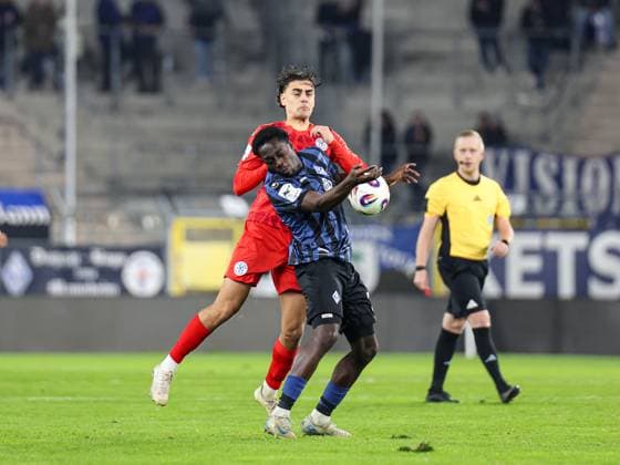 Kennedy Okpala (SV Waldhof Mannheim, 32) und Felix Kendel (FC-Astoria Walldorf, 11) im Zweikampf beim BfV Pokal-Viertelfinale: SV Waldhof Mannheim - 1860 München am 12.11.25 in Carl Benz Stadion, Mannheim xamx Foto: Alfio Marino