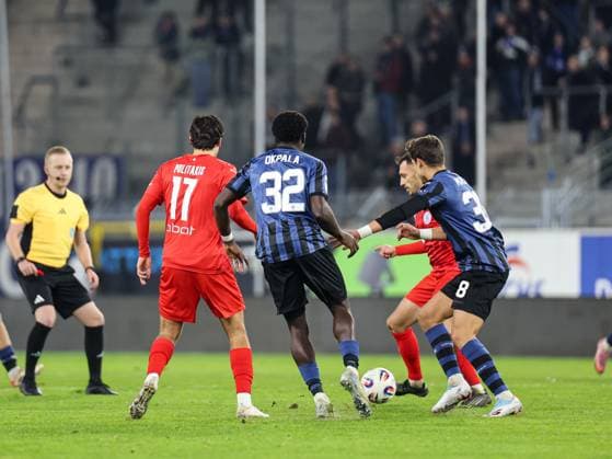 Kennedy Okpala (SV Waldhof Mannheim, 32) und Theodoros Politakis (FC-Astoria Walldorf, 17) beim BfV Pokal-Viertelfinale: SV Waldhof Mannheim - 1860 München am 12.11.25 in Carl Benz Stadion, Mannheim xamx Foto: Alfio Marino