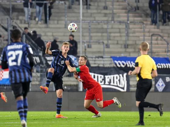 Niklas Hoffmann (SV Waldhof Mannheim, 6) am Ball, neben ihm Kapitän Marcel Carl (FC-Astoria Walldorf, 9) beim BfV Pokal-Viertelfinale: SV Waldhof Mannheim - 1860 München am 12.11.25 in Carl Benz Stadion, Mannheim xamx Foto: Alfio Marino
