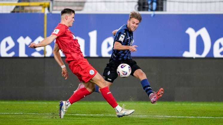 v.li.: Dennis Egel (FC Astoria, 4), Nicklas Shipnoski (SVWM, 7), Zweikampf, Spielszene, Duell, duel, tackle, tackling, Dynamik, Action, Aktion, 12.11.2025, Mannheim (Deutschland), Fussball, bfv-Rothaus-Pokal, Viertelfinale, SV Waldhof Mannheim - FC-Astoria Walldorf, DFB DFL REGULATIONS PROHIBIT ANY USE OF PHOTOGRAPHS AS IMAGE SEQUENCES AND OR QUASI-VIDEO.