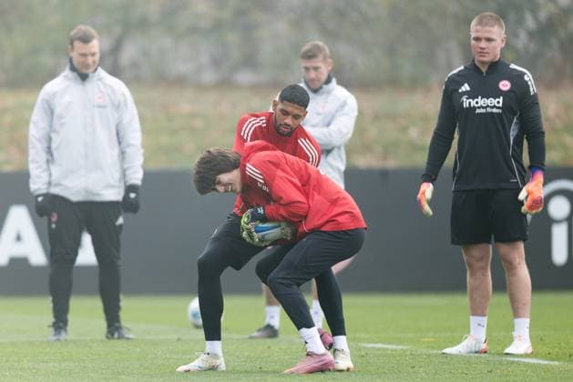 Training Eintracht Frankfurt Rugby-Star Anton Segner (rechts) beobachtet die beiden Frankfurter Torhüter Kaua Santos und Amil Siljevic, die eine Übung aus dem Rugby-Training durchführen. Training von Eintracht Frankfurt am 12. November 2025 im Deutsche Bank Park in Frankfurt am Main., Frankfurt am Main Hessen Deutschland Deutsche Bank Park