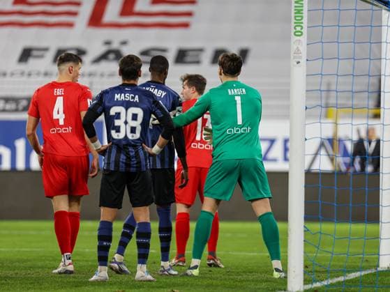 Kurz vor dem Eckballschuss. Tim Bjarne Hansen (FC-Astoria Walldorf, 1) und Adama Diakhaby (SV Waldhof Mannheim, 27) beim BfV Pokal-Viertelfinale: SV Waldhof Mannheim - 1860 München am 12.11.25 in Carl Benz Stadion, Mannheim xamx Foto: Alfio Marino