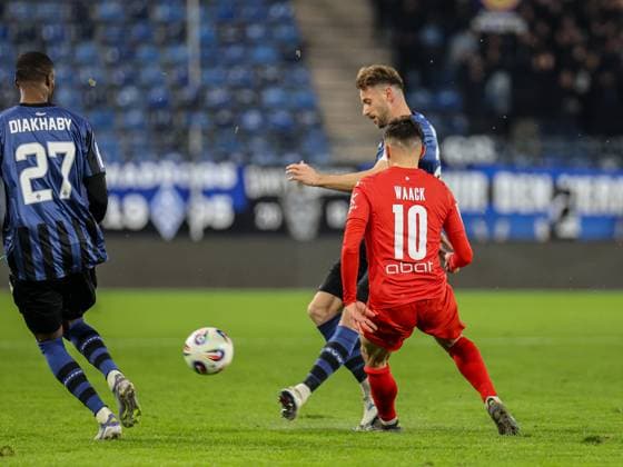Lukas Kluenter (SV Waldhof Mannheim, 24) klärt vor Maximilian Philipp Waack (FC-Astoria Walldorf, 10) beim BfV Pokal-Viertelfinale: SV Waldhof Mannheim - 1860 München am 12.11.25 in Carl Benz Stadion, Mannheim xamx Foto: Alfio Marino