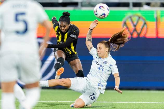 251112 Monica Jusu Bah of Häcken and Beatrice Merlo of Inter during the UEFA Women s Europa Cup football match between Häcken and Inter on November 12, 2025 in Gothenburg. Photo: Michael Erichsen BILDBYRAN COP 89 MI0901 fotboll football soccer fotball europa cup häcken inter uefa womens europa cup dam bbeng internazionale milano Copyright: MICHAELxERICHSEN BB251112MI022