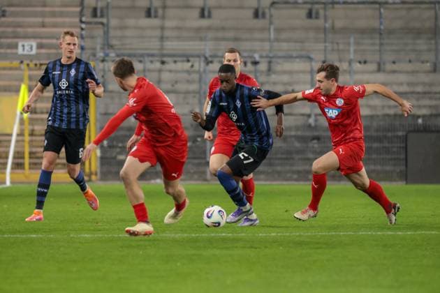 12.11.2025, xhettx, Fussball bfv-Rothaus Pokal 1 4 Finale, SV Waldhof Mannheim - FC Astoria Walldorf v.l. Adama Salimou Diakhaby (SV Waldhof Mannheim 07, 27) gegen 3 (DFL DFB REGULATIONS PROHIBIT ANY USE OF PHOTOGRAPHS as IMAGE SEQUENCES and or QUASI-VIDEO) Mannheim