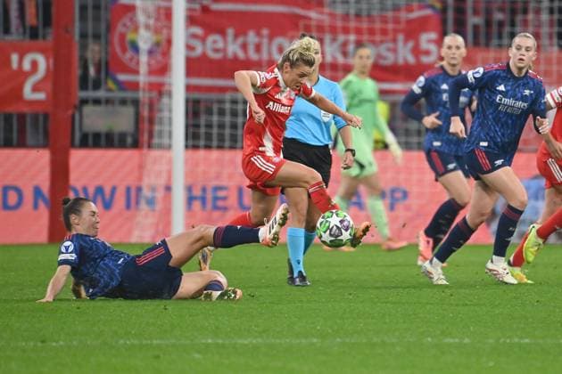 Linda DALLMANN (FCB), Aktion,Zweikampf gegen Caitlin Foord (Arsenal). FC Bayern Muenchen - Arsenal WFC Fussball Champions League der Frauen Matchday 3 am 12.11.2025 A L L I A N Z A R E N A .