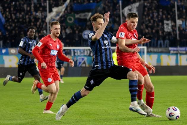 12.11.2025, xhettx, Fussball bfv-Rothaus Pokal 1 4 Finale, SV Waldhof Mannheim - FC Astoria Walldorf v.l. Lukas Klünter (SV Waldhof Mannheim 07, 24) im Zweikampf mit Dennis Egel (FC Astoria Walldorf, 4) (DFL DFB REGULATIONS PROHIBIT ANY USE OF PHOTOGRAPHS as IMAGE SEQUENCES and or QUASI-VIDEO) Mannheim