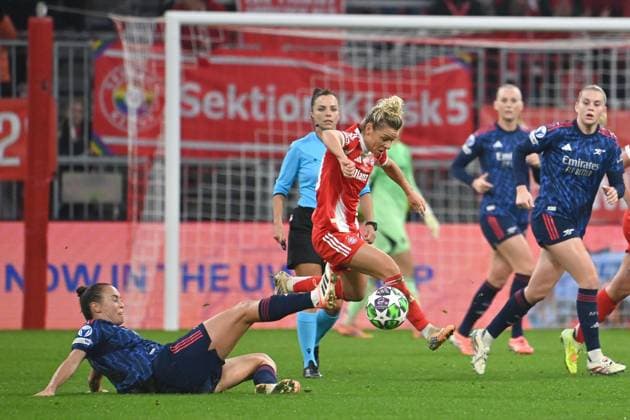 Linda DALLMANN (FCB), Aktion,Zweikampf gegen Caitlin Foord (Arsenal). FC Bayern Muenchen - Arsenal WFC Fussball Champions League der Frauen Matchday 3 am 12.11.2025 A L L I A N Z A R E N A .