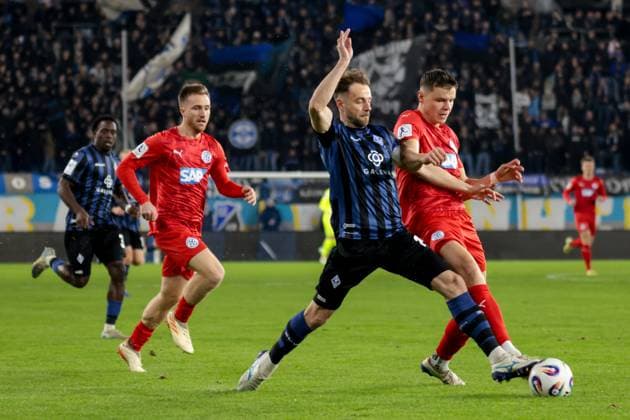 12.11.2025, xhettx, Fussball bfv-Rothaus Pokal 1 4 Finale, SV Waldhof Mannheim - FC Astoria Walldorf v.l. Lukas Klünter (SV Waldhof Mannheim 07, 24) im Zweikampf mit Dennis Egel (FC Astoria Walldorf, 4) (DFL DFB REGULATIONS PROHIBIT ANY USE OF PHOTOGRAPHS as IMAGE SEQUENCES and or QUASI-VIDEO) Mannheim