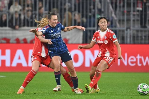 v.li:Glodis Perla VIGGOSDOTTIR (FCB). Katie McCabe (Arsenal), Momoko TANIKAWA (FCB). Aktion,Zweikampf gegen FC Bayern Muenchen - Arsenal WFC Fussball Champions League der Frauen Matchday 3 am 12.11.2025 A L L I A N Z A R E N A .