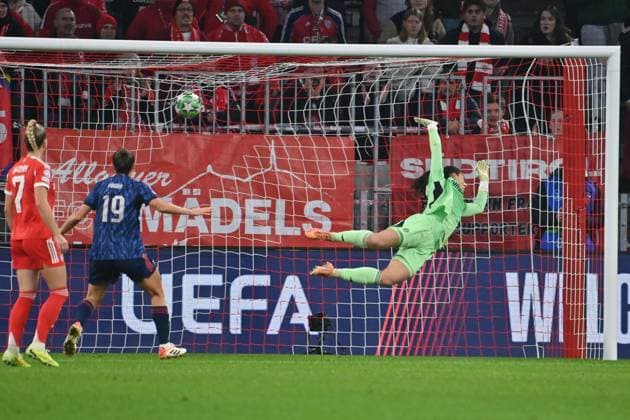 Tor 0-2 Arsenal, Maria Luisa GROHS (Torfrau FCB) ohne Chance,Aktion. FC Bayern Muenchen - Arsenal WFC Fussball Champions League der Frauen Matchday 3 am 12.11.2025 A L L I A N Z A R E N A .
