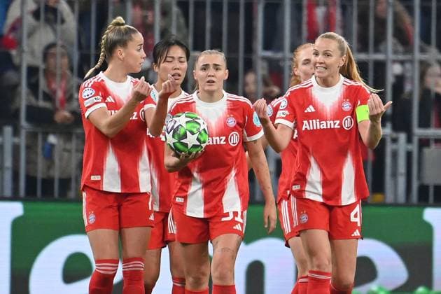 v.li:Giulia GWINN (FCB),Momoko TANIKAWA (FCB), Georgia STANWAY (FCB),Glodis Perla VIGGOSDOTTIR (FCB) nach Gegentor, Enttaeuschung,Frust,enttaeuscht, frustriert,niedergeschlagen, FC Bayern Muenchen - Arsenal WFC Fussball Champions League der Frauen Matchday 3 am 12.11.2025 A L L I A N Z A R E N A .