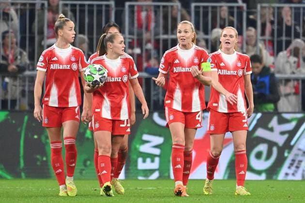 v.li:Giulia GWINN (FCB),Momoko TANIKAWA (FCB), Georgia STANWAY (FCB),Glodis Perla VIGGOSDOTTIR (FCB),Stine BALLISAGER (FCB) nach Gegentor, Enttaeuschung,Frust,enttaeuscht, frustriert,niedergeschlagen, FC Bayern Muenchen - Arsenal WFC Fussball Champions League der Frauen Matchday 3 am 12.11.2025 A L L I A N Z A R E N A .