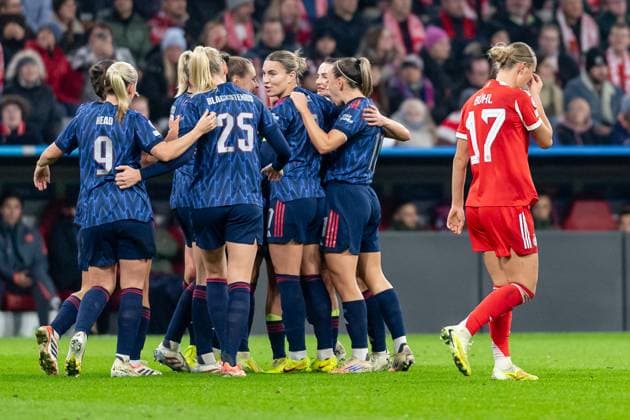 Die Englaenderinnen bejubeln mit Mariona Caldentey(Arsenal Woman FC, 8) deren Tor zum 0:2, Klara Buehl (FC Bayern Muenchen Frauen, 17) ist demenspechend bedient GER, FC Bayern Muenchen Frauen vs. Arsenal Woman FC, Fussball, Champions League Frauen, Ligaphase 3. Spieltag , Saison 2025 2026, 12.11.2025. GER, FC Bayern Muenchen Frauen vs. Arsenal Woman FC, Fussball, Champions League Frauen, Ligaphase 3. Spieltag , Saison 2025 2026, 12.11.2025. Muenchen Copyright: xEibner-Pressefoto FranzxFeinerx EP_HFR