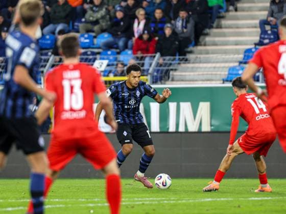 Samuel Abifade (SV Waldhof Mannheim, 17) am Ball wird von Konrad Riehle (FC-Astoria Walldorf, 14) anvisiert beim BfV Pokal-Viertelfinale: SV Waldhof Mannheim - 1860 München am 12.11.25 in Carl Benz Stadion, Mannheim xamx Foto: Alfio Marino