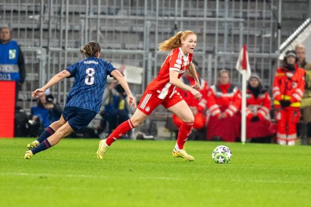 Mariona Caldentey 8 (FC Arsenal WFC), Stine Ballisager Pedersen 3 (FC Bayern Muenchen Frauen), FC Bayern Frauen Muenchen - FC Arsenal, Champions League 3. Spieltag, 12.11.25 DFB regulations prohibit any use of photographs as image sequences and or quasi-video. (kolbert-press) Muenchen Bayern Deutschland