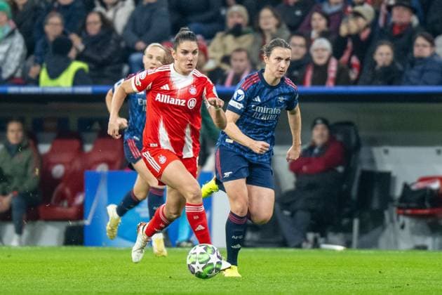 Jovana Damnjanovic 9 (FC Bayern Muenchen Frauen) im Zweikampf mit Lotte Wubben-Moy 3 (FC Arsenal WFC), FC Bayern Frauen Muenchen - FC Arsenal, Champions League 3. Spieltag, 12.11.25 DFB regulations prohibit any use of photographs as image sequences and or quasi-video. (kolbert-press) Muenchen Bayern Deutschland