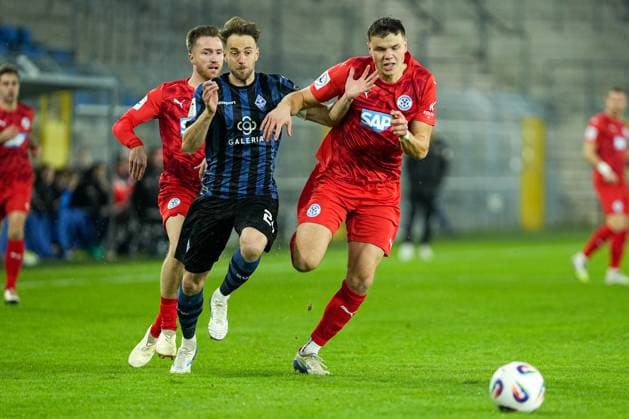 Fussball: bfv-ROTHAUS-Pokal, Viertelfinale, SV Waldhof Mannheim - FC Astoria Walldorf am 12.11.2025 in Mannheim (Carl Benz Stadion), Deutschland, Saison 2025 2026 DFL REGULATIONS PROHIBIT ANY USE OF PHOTOGRAPHS AS IMAGE SEQUENCES AND OR QUASI VIDEO: Dennis Egel (4, FCA) im Zweikampf mit Lukas Klünter (24, SVWM). Mannheim Carl Benz Stadion Deutschland Copyright: xChristophxKinzingerx