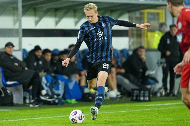 Fussball: bfv-ROTHAUS-Pokal, Viertelfinale, SV Waldhof Mannheim - FC Astoria Walldorf am 12.11.2025 in Mannheim (Carl Benz Stadion), Deutschland, Saison 2025 2026 DFL REGULATIONS PROHIBIT ANY USE OF PHOTOGRAPHS AS IMAGE SEQUENCES AND OR QUASI VIDEO: Julian Rieckmann (21, SVWM) im Fokus. Mannheim Carl Benz Stadion Deutschland Copyright: xChristophxKinzingerx
