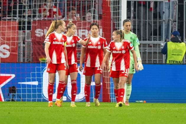 Glodis Perla Viggosdottir 4 (FC Bayern Muenchen Frauen), Giulia Gwinn 7 (FC Bayern Muenchen Frauen), Momoko Tanikawa 18 (FC Bayern Muenchen Frauen), Georgia Stanway 31 (FC Bayern Muenchen Frauen) enttaeuscht nach dem 0:1, FC Bayern Frauen Muenchen - FC Arsenal, Champions League 3. Spieltag, 12.11.25 DFB regulations prohibit any use of photographs as image sequences and or quasi-video. (kolbert-press) Muenchen Bayern Deutschland