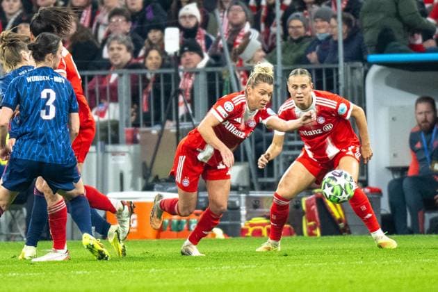 Linda Dallmann 10 (FC Bayern Muenchen Frauen), Klara Buehl 17 (FC Bayern Muenchen Frauen), FC Bayern Frauen Muenchen - FC Arsenal, Champions League 3. Spieltag, 12.11.25 DFB regulations prohibit any use of photographs as image sequences and or quasi-video. (kolbert-press) Muenchen Bayern Deutschland