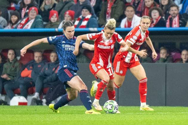 Lotte Wubben-Moy 3 (FC Arsenal WFC) im Zweikampf mit Linda Dallmann 10 (FC Bayern Muenchen Frauen), Klara Buehl 17 (FC Bayern Muenchen Frauen), FC Bayern Frauen Muenchen - FC Arsenal, Champions League 3. Spieltag, 12.11.25 DFB regulations prohibit any use of photographs as image sequences and or quasi-video. (kolbert-press) Muenchen Bayern Deutschland
