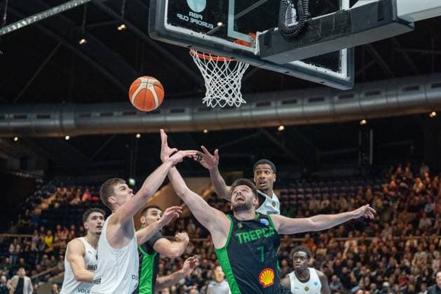 Deutschland, Basketball, FIBA, FIBA Europe Cup (Volkswagen Halle): Basketball Löwen Braunschweig - KB Trepca am 12.11. in Braunschweig (Volkswagen Halle): Kampf um den Rebound. Batin Tuna SG, KB Trepca Copyright: xSvenxHeidmannx