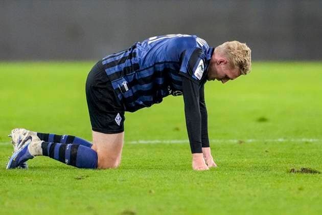 Julian Rieckmann (SVWM, 21), Spieler vom SV Waldhof Mannheim (SVWM), enttäuscht schauend, Enttäuschung, Frustration, disappointed, pessimistisch, Aktion, Action, Spielszene, 12.11.2025, Mannheim (Deutschland), Fussball, bfv-Rothaus-Pokal, Viertelfinale, SV Waldhof Mannheim - FC-Astoria Walldorf, DFB DFL REGULATIONS PROHIBIT ANY USE OF PHOTOGRAPHS AS IMAGE SEQUENCES AND OR QUASI-VIDEO.