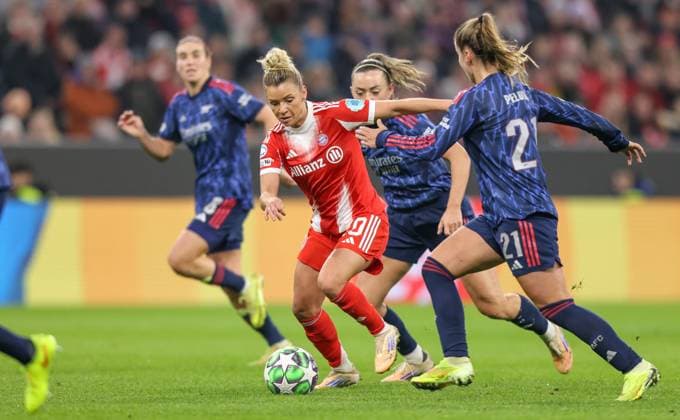 DEU, München, FC Bayern München vs Arsenal London, Women s Champions League, UEFA, Saison 2526, Allianz Arena, 3. Spieltag im Bild v.l.n.r: Linda Dallmann (Bayern München 10), Victoria Pelova (Arsenal London 21) DFB DFL REGULATIONS PROHIBIT ANY USE OF PHOTOGRAPHS AS IMAGE SEQUENCES AND OR QUASI-VIDEO, 12.11.2025 Copyright: HMBxMedia HendrikxHamelau