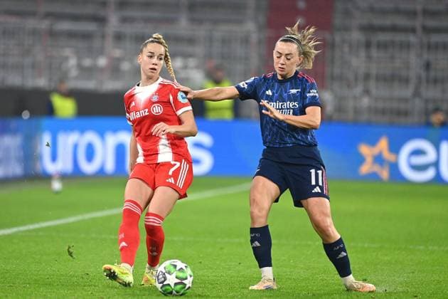 Giulia GWINN (FCB), Aktion,Zweikampf gegen Katie McCabe (Arsenal). FC Bayern Muenchen - Arsenal WFC Fussball Champions League der Frauen Matchday 3 am 12.11.2025 A L L I A N Z A R E N A .