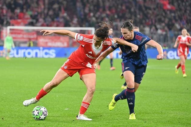 Jovana DAMNJANOVIC (FCB), Aktion,Zweikampf gegen Lotte Wubben-Moy (Arsenal) FC Bayern Muenchen - Arsenal WFC Fussball Champions League der Frauen Matchday 3 am 12.11.2025 A L L I A N Z A R E N A .