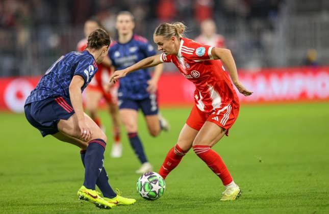 DEU, München, FC Bayern München vs Arsenal London, Women s Champions League, UEFA, Saison 2526, Allianz Arena, 3. Spieltag im Bild v.l.n.r: Lotte Wubben‘Moy (Arsenal London 3), Klara Bühl (Bayern München 17) DFB DFL REGULATIONS PROHIBIT ANY USE OF PHOTOGRAPHS AS IMAGE SEQUENCES AND OR QUASI-VIDEO, 12.11.2025 Copyright: HMBxMedia HendrikxHamelau
