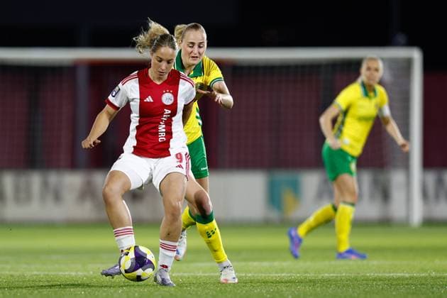 251112 Danique Tolhoek of Ajax and Emilie Bragstad of Hammarby during the UEFA Women s Europa Cup between Ajax and Hammarby on November 12, 2025 in Amsterdam. Photo: Toon Dompeling BILDBYRAN kod XY XY0084 fotboll football soccer fotball europa cup ajax hammarby uefa womens europa cup dam bbeng Copyright: TONxDOMPELING BB251112BB387