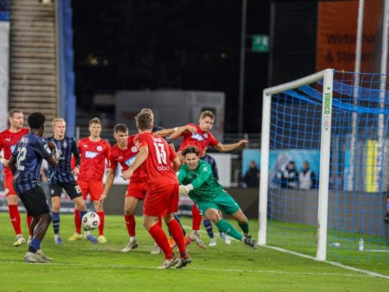 Tim Bjarne Hansen (FC-Astoria Walldorf, 1) klärt mit den Händen beim BfV Pokal-Viertelfinale: SV Waldhof Mannheim - 1860 München am 12.11.25 in Carl Benz Stadion, Mannheim xamx Foto: Alfio Marino