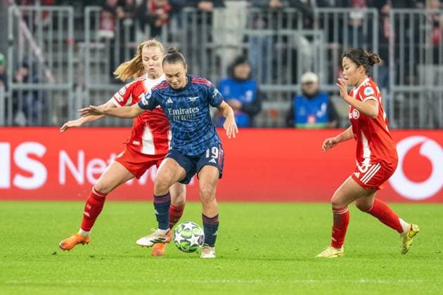 Glodis Perla Viggosdottir 4 (FC Bayern Muenchen Frauen) im Zweikampf mit Caitlin Foord 19 (FC Arsenal WFC), FC Bayern Frauen Muenchen - FC Arsenal, Champions League 3. Spieltag, 12.11.25 DFB regulations prohibit any use of photographs as image sequences and or quasi-video. (kolbert-press) Muenchen Bayern Deutschland