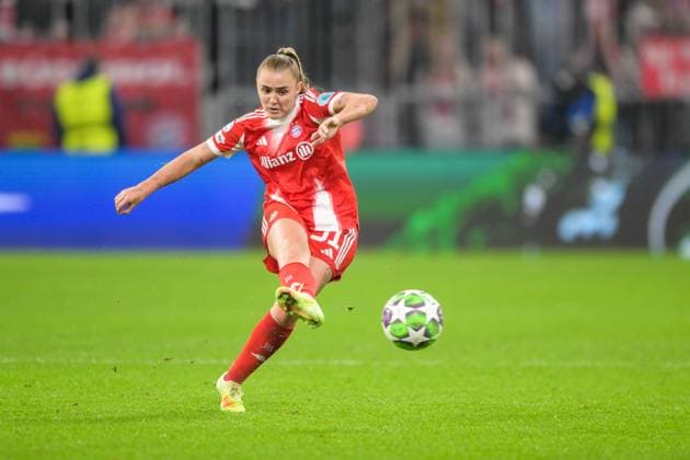 Fußball, UEFA Womens Champions League, 20251112, FC Bayern München - Arsenal WFC. Im Bild Georgia STANWAY (Bayern, 31) Pass Zuspiel Ball. München Allianz Arena Bayern Deutschland Copyright: Passion2Press MarkusxFischerx