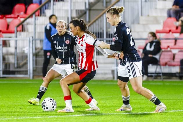 EINDHOVEN , 12 11-2025 , De Herdgang , season 2025 2026 , UEFA Womens Europa League football , round of 16 1nd leg between PSV and Eintracht Frankfurt (women) , Picture shows Eintracht Franlfurt player Elisa Sens , PSV player Riola Xhemaili , Eintracht Franlfurt player Jella Veit. PSV - Eintracht Frankfurt (women)  x31997642x Copyright: