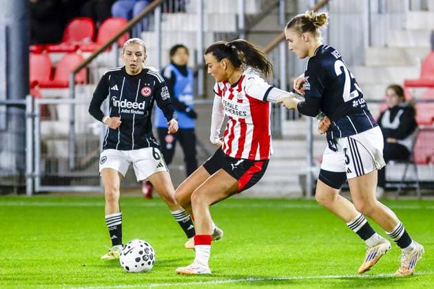 EINDHOVEN , 12 11-2025 , De Herdgang , season 2025 2026 , UEFA Womens Europa League football , round of 16 1nd leg between PSV and Eintracht Frankfurt (women) , Picture shows Eintracht Franlfurt player Elisa Sens , PSV player Riola Xhemaili , Eintracht Franlfurt player Jella Veit. PSV - Eintracht Frankfurt (women)  x31997645x Copyright: