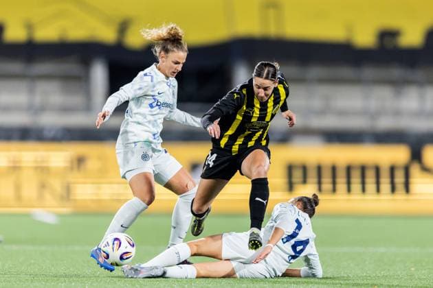 251112 Martina Tomaselli and Chiara Rubustellini of Inter against Tabby Tindell of Häcken during the UEFA Women s Europa Cup football match between Häcken and Inter on November 12, 2025 in Gothenburg. Photo: Michael Erichsen BILDBYRAN COP 89 MI0901 fotboll football soccer fotball europa cup häcken inter uefa womens europa cup dam bbeng internazionale milano Copyright: MICHAELxERICHSEN BB251112MI032