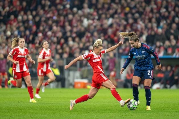 Linda Dallmann 10 (FC Bayern Muenchen Frauen) im Zweikampf mit Victoria Pelova 21 (FC Arsenal WFC), FC Bayern Frauen Muenchen - FC Arsenal, Champions League 3. Spieltag, 12.11.25 DFB regulations prohibit any use of photographs as image sequences and or quasi-video. (kolbert-press) Muenchen Bayern Deutschland