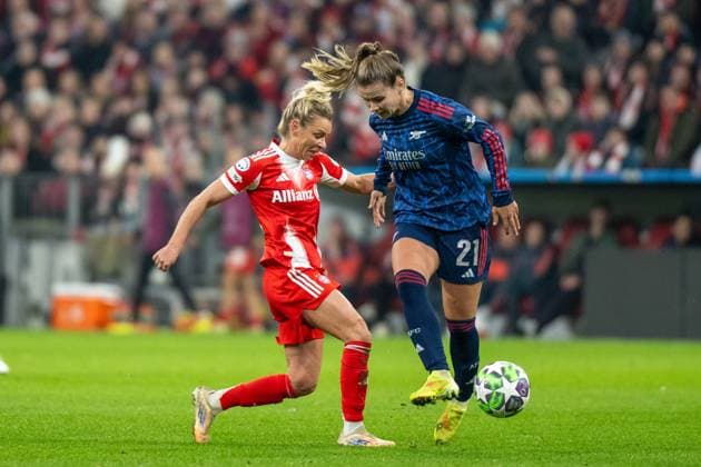 Linda Dallmann 10 (FC Bayern Muenchen Frauen) im Zweikampf mit Victoria Pelova 21 (FC Arsenal WFC), FC Bayern Frauen Muenchen - FC Arsenal, Champions League 3. Spieltag, 12.11.25 DFB regulations prohibit any use of photographs as image sequences and or quasi-video. (kolbert-press) Muenchen Bayern Deutschland