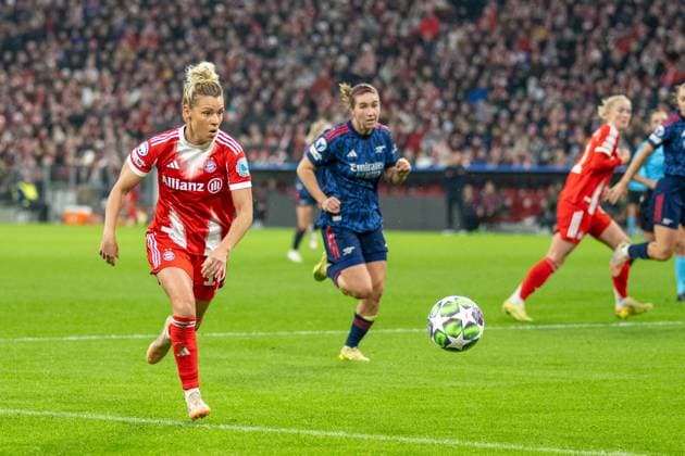 Linda Dallmann 10 (FC Bayern Muenchen Frauen), FC Bayern Frauen Muenchen - FC Arsenal, Champions League 3. Spieltag, 12.11.25 DFB regulations prohibit any use of photographs as image sequences and or quasi-video. (kolbert-press) Muenchen Bayern Deutschland