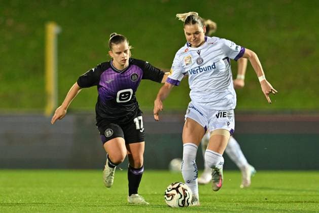 251112 RSC ANDERLECHT VS AUSTRIA WIEN Karlijn Helsen (17) of Anderlecht pictured defending on Tatjana Weiss (5) of Austria Wien during a female soccer game between RSC Anderlecht Women and FK Austria Wien in the first leg of the round of 16 of the 2025-2026 season of the Uefa Womens Europa Cup , on Wednesday 12 November 2025 in Deinze , Belgium . PHOTO SPORTPIX David Catry Deinze Burgemeester Van de Wielestadion Belgium  Copyright: xSportpix.bex xDavidxCatryxDavidxCatryx