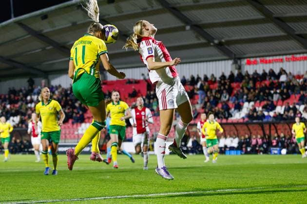 251112 Ellen Wangerheim of Hammarby and Danielle Noordermeer of Ajax during the UEFA Women s Europa Cup between Ajax and Hammarby on November 12, 2025 in Amsterdam. Photo: Toon Dompeling BILDBYRAN kod XY XY0084 fotboll football soccer fotball europa cup ajax hammarby uefa womens europa cup dam bbeng Copyright: TONxDOMPELING BB251112BB402