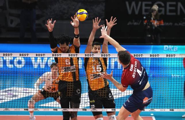 Christopher Byam im Angriff, Nehemiah Mote, Moritz Reichert Zweikampf Spielszene Aktion Volleyball Bundesliga Herren Saison 2024 2026 12.11.2025 BR Volleys Berlin BRV vs SVG Lüneburg