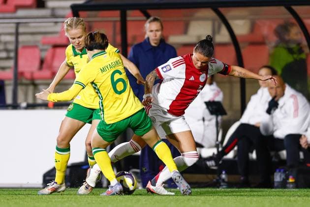 251112 Asato Miyagawa of Hammarby and Sherida Spitse of Ajax during the UEFA Women s Europa Cup between Ajax and Hammarby on November 12, 2025 in Amsterdam. Photo: Toon Dompeling BILDBYRAN kod XY XY0084 fotboll football soccer fotball europa cup ajax hammarby uefa womens europa cup dam bbeng Copyright: TONxDOMPELING BB251112BB403