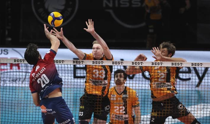 Ethan Champlin im Angriff, Fedor Ivanov, Jake Hanes, Matthew Knigge Zweikampf Spielszene Aktion Volleyball Bundesliga Herren Saison 2024 2026 12.11.2025 BR Volleys Berlin BRV vs SVG Lüneburg