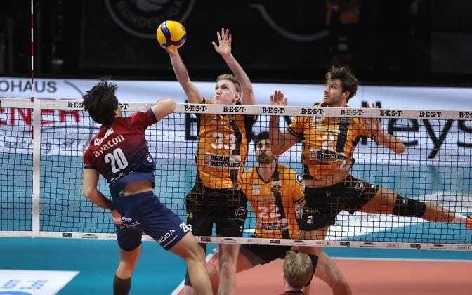 Ethan Champlin im Angriff, Fedor Ivanov, Jake Hanes, Matthew Knigge Zweikampf Spielszene Aktion Volleyball Bundesliga Herren Saison 2024 2026 12.11.2025 BR Volleys Berlin BRV vs SVG Lüneburg